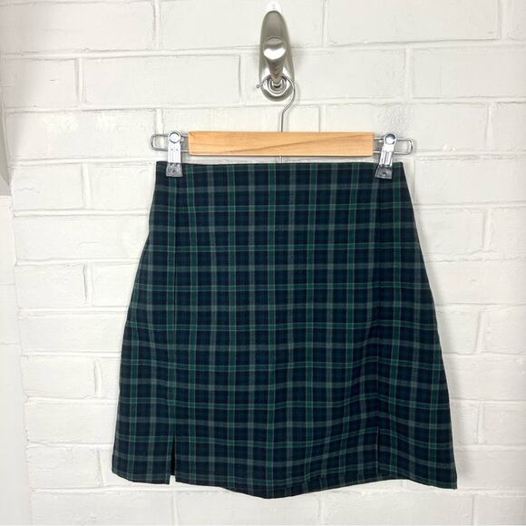 Brandy Melville Green Plaid Mini Skirt - Picture 2 of 10